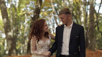 jeune marié avec la mariée dans le forêt parc. mariage couple. content famille video
