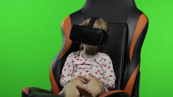 criança menina usando vr fone de ouvido capacete para jogar jogo. assistindo virtual realidade 3d 360 vídeo. croma chave video