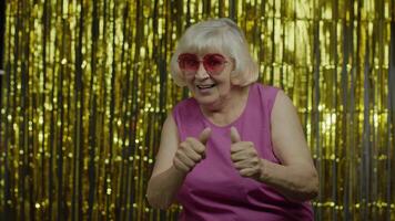 Senior alt Frau zeigen leeren Platz auf ihr Palme, Kopieren Raum Werbung Bereich auf Hand video
