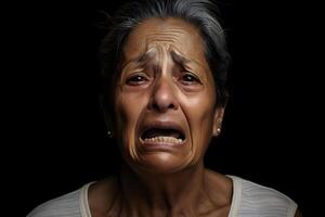 ai generado triste llorando mayor latín americano mujer retrato en negro antecedentes. neural red generado fotorrealista imagen foto