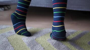ein bunt Sanft Socken auf Kind Füße . video
