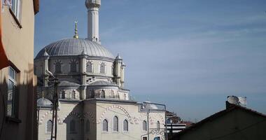 le dôme de une mosquée contre bleu ciel dans Istanbul video