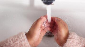 Haut vue de enfant la lessive mains avec chaud l'eau video