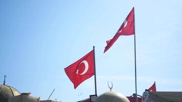 niedrig Winkel Aussicht von Türkisch Flagge gegen Himmel. video