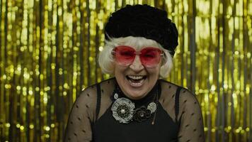 contento anziano vecchio donna ridendo su forte dopo udito aneddoto, divertente scherzo, positivo stile di vita video