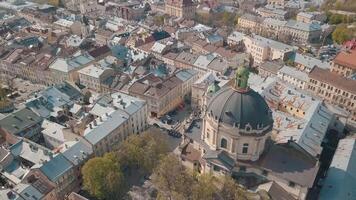 aereo città lviv, Ucraina. europeo città. popolare le zone di il città. domenicano video