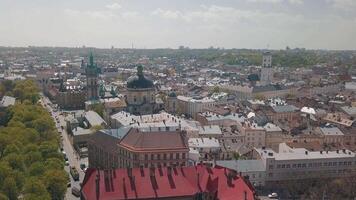 lvov, Oekraïne. antenne stad leven, Oekraïne. panorama van de oud dorp. dominicaans video