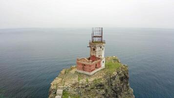 Antenne. alt ruiniert Leuchtturm auf askold Insel im das Osten Meer video