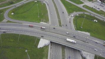 aéreo ver de un autopista intersección. acortar. autopista y paso superior con carros y camiones, intercambio, dos niveles la carretera unión en el grande ciudad. parte superior vista. foto