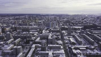 aéreo ver de el ciudad y muchos casas, carreteras, y yardas en el invierno tiempo. acortar. hermosa paisaje urbano con diferente edificios, urbano selva concepto. foto