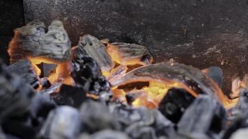 ardiente carbones concepto. quemado carbones ese quemar y fumar. foto