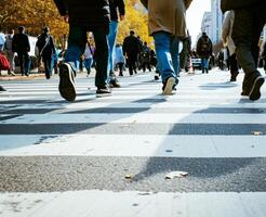 ai generado multitud personas caminando en paso de peatones en el ciudad calle . generativo ai foto