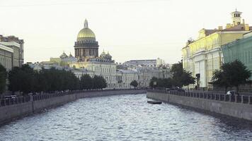 Santo de isaac catedral dorado Hazme detrás moyka río, Santo petersburgo, Rusia. medios de comunicación. hermosa ver de el ciudad calle con muchos histórico edificios, concepto de arquitectura. foto