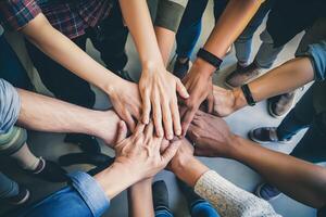 ai generado manos de personas demostrando unidad y trabajo en equipo foto