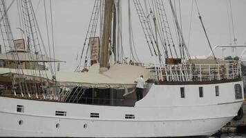 hermosa amarrado blanco grande barco. acción. nuevo fragata en un nublado cielo fondo, concepto de Días festivos y viaje. foto