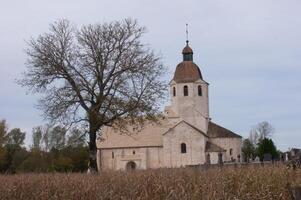 un Iglesia en el medio de un campo foto