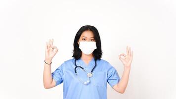 joven asiático hembra médico demostración bueno firmar aislado en blanco antecedentes foto