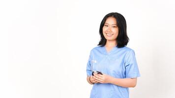 joven asiático hembra médico sonrisa y participación el estetoscopio aislado en blanco antecedentes foto