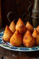 ai generado auténtico brasileño coxinha belleza en estampado folklórico plato foto