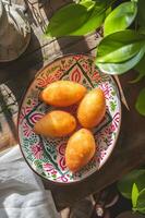 ai generado auténtico brasileño coxinha belleza en estampado folklórico plato foto