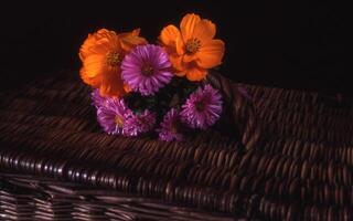 un cesta con flores en eso foto