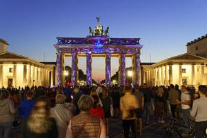 Berlina, Alemania, 2021 - Brandeburgo portón durante el festival de luces, pariser cuadrado, unter guarida tilo, Berlina, Alemania foto