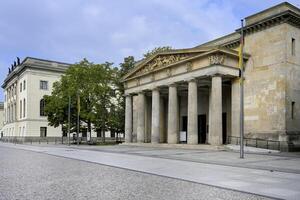 Berlina, Alemania, 2021 - central monumento a el víctimas de guerra y tiranía, neue reloj, unter guarida tilo, Berlina, Alemania foto