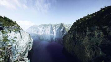 aéreo verão céu panorama Visão do Noruega montanhas video