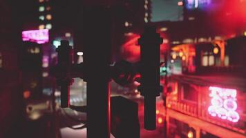 neon lampor belysande ett asiatisk stad gata video