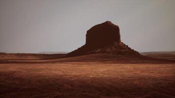une grand Roche dans le milieu de une désert video
