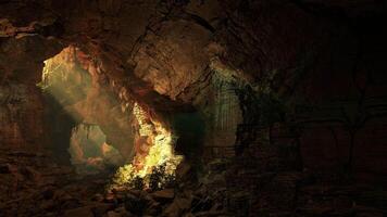 uma caverna preenchidas com grande quantidade do pedras e uma brilhante luz video