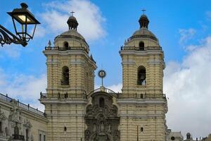 basílica y convento de san francisco de lima, fachada, lima, Perú foto