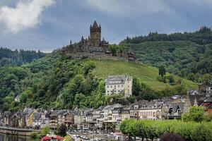 ex imperial castillo con vista a el ciudad de cochema, Renania palatinado, Alemania foto