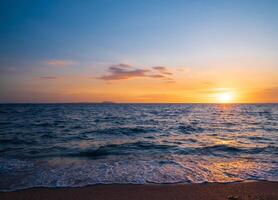 paisaje horizonte punto de vista panorama verano mar playa nadie viento ola frio fiesta calma costero puesta de sol cielo ligero naranja dorado noche día hora Mira calma naturaleza tropical hermosa Oceano agua viaje foto