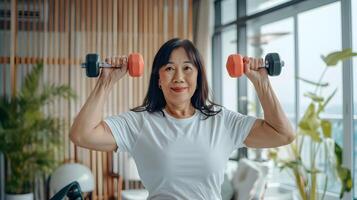 ai generado mayor asiático mujer haciendo ejercicio con pesa a hogar foto