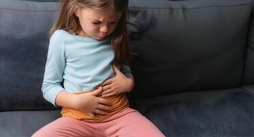 ai generado caucásico pequeño niña sufrimiento desde abdominal dolor foto