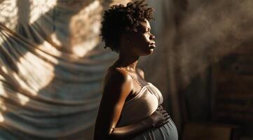 ai generado hermosa africano americano embarazada mujer en pie cerca ventana a hogar foto