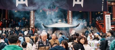 sensoji o asakusa Kannon templo es un budista templo situado en asakusa. eso es uno de tokio más vistoso y popular templo. punto de referencia para turista atracción. tokio, Japón, 18 noviembre 2023 foto