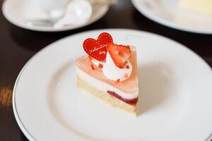 hecho en casa queso pastel con Fresco fresas y caliente té taza. postre y bebida para contento enamorado día celebracion foto