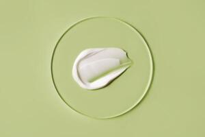 un sabroso frotis de blanco crema en un verde antecedentes. foto