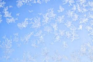 resumen invierno antecedentes. escarcha en un congelado ventana en contra el azul cielo. foto