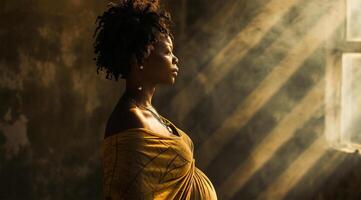 ai generado hermosa africano americano embarazada mujer en pie cerca ventana a hogar foto