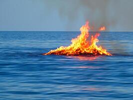 ai generado ardiente fuego en el mar foto