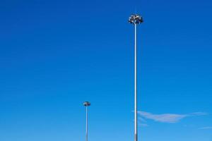 ligero postes, Copiar espacio. LED ligero enviar para estacionamiento lote, azul cielo antecedentes. poste de luz para calle Encendiendo a noche. foto