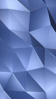 verticaal video - glimmend futuristische blauw laag poly oppervlakte achtergrond met de teder beweging van reflecterende veelhoekige driehoekig vormen. hd looping technologie beweging achtergrond animatie.