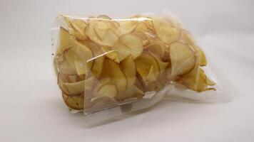 mandioca papas fritas empaquetado utilizando el plastico. foto