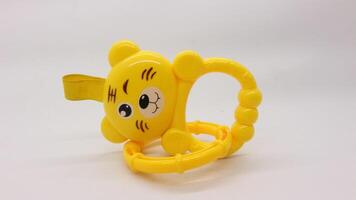 amarillo bebé participación juguete con oso forma aislado foto