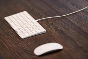 teclado y ratón en oficina mesa. moderno mínimo lugar de trabajo para estudiar. vacío Copiar espacio. foto