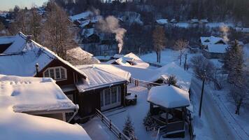 glacial Matin dans le village, fumée de le cheminées. toits couvert avec neige video