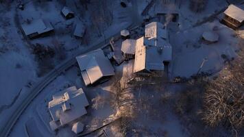 Häuser im das Dorf im Winter. Russisch Dorf video